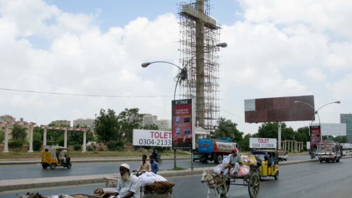 Immagine di La gigantesca croce di Karachi che terrorizza i cristiani pachistani