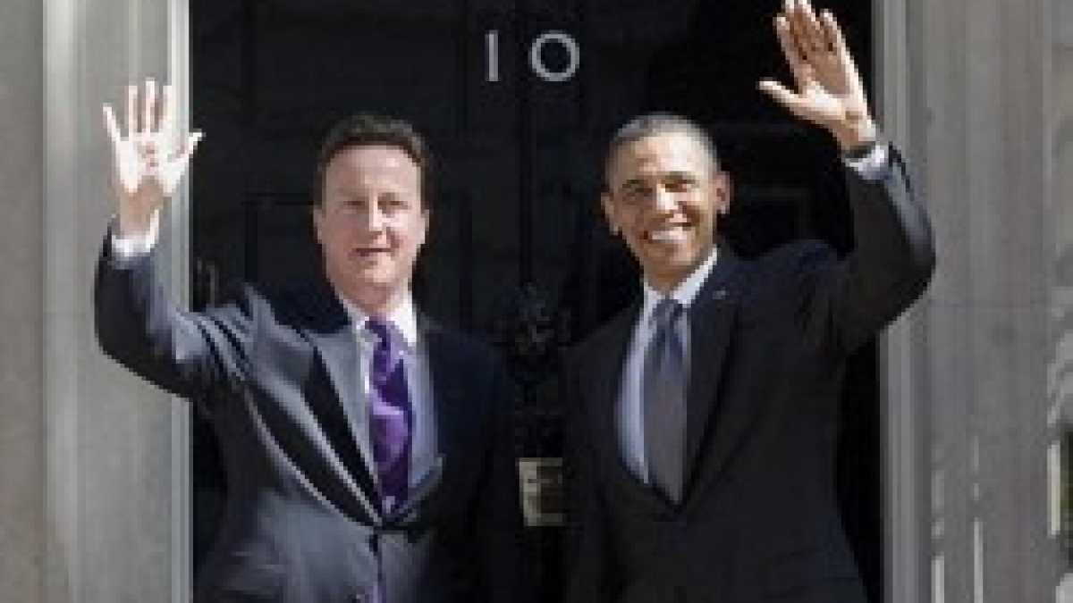 Immagine di Cameron sale sull’Air Force One con Newsweek in bella vista