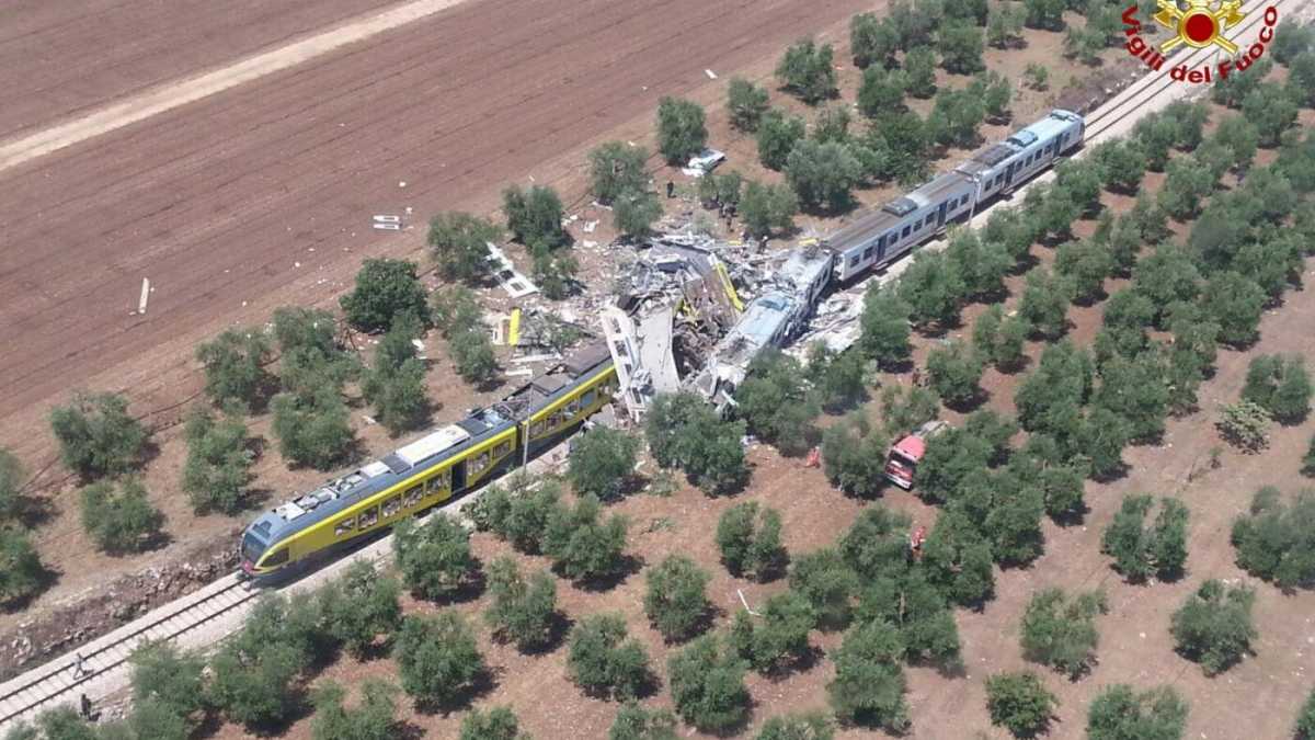 Immagine di Scontro fra treni in Puglia: ci sarebbero 20 morti e decine di feriti