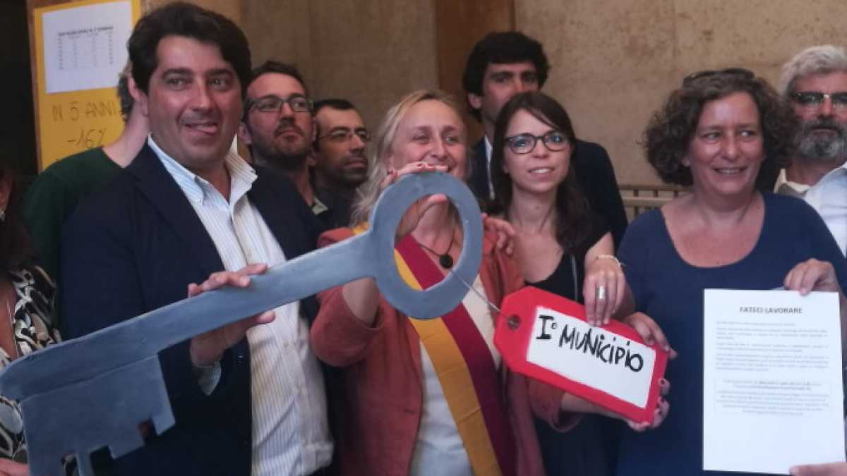 Immagine di Il primo municipio riconsegna la chiave