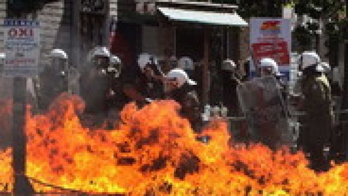 Immagine di Molotov e sassaiole contro la crisi: la Grecia torna in piazza