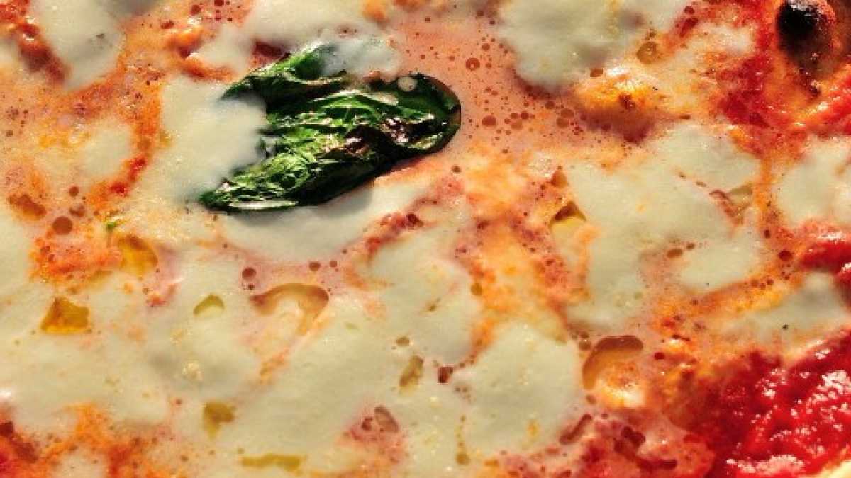 Immagine di Pizza, Unesco e dieta: “Mo ce magnamm' tutt' chell che è 'o nuost'”