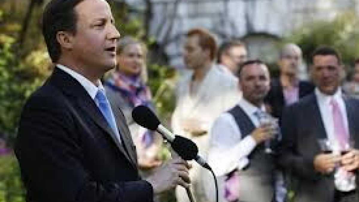 Immagine di Militante lesbica british dice a Cameron di tenersi il matrimonio gay