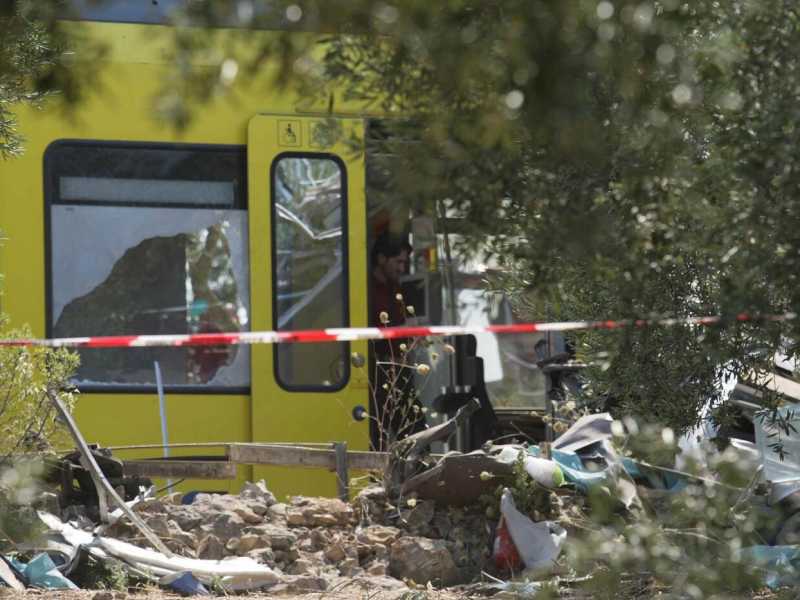 Il disastro ferroviario in Puglia e la pace tra Sanders e Clinton. Le notizie del giorno, in breve