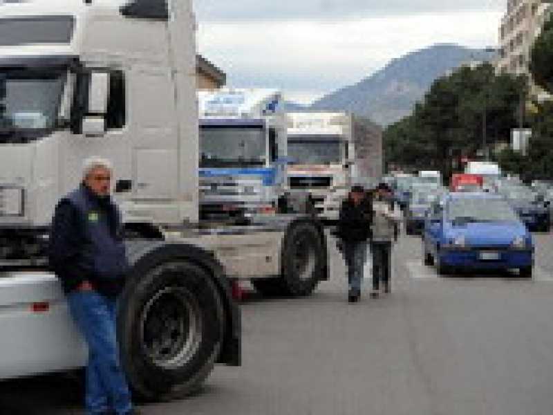 Monti, Cancellieri, Passera. Tre gradazioni per la risposta ai Tir