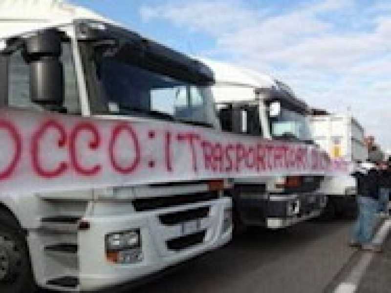 Tir, taxi, forconi e carovita. L’incubo della rivolta totale