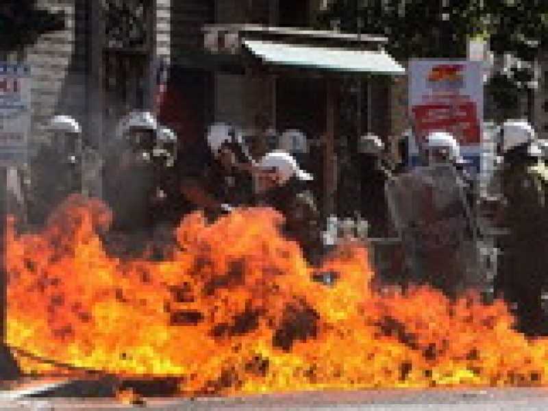 Molotov e sassaiole contro la crisi: la Grecia torna in piazza