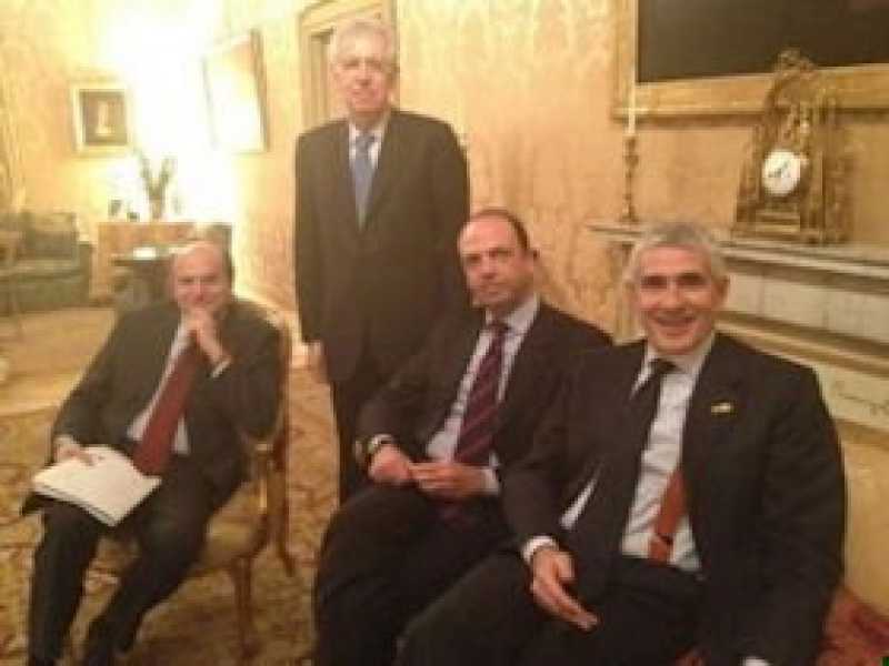 Il gran sensale Casini assicura il suo futuro nella foto inopportunity