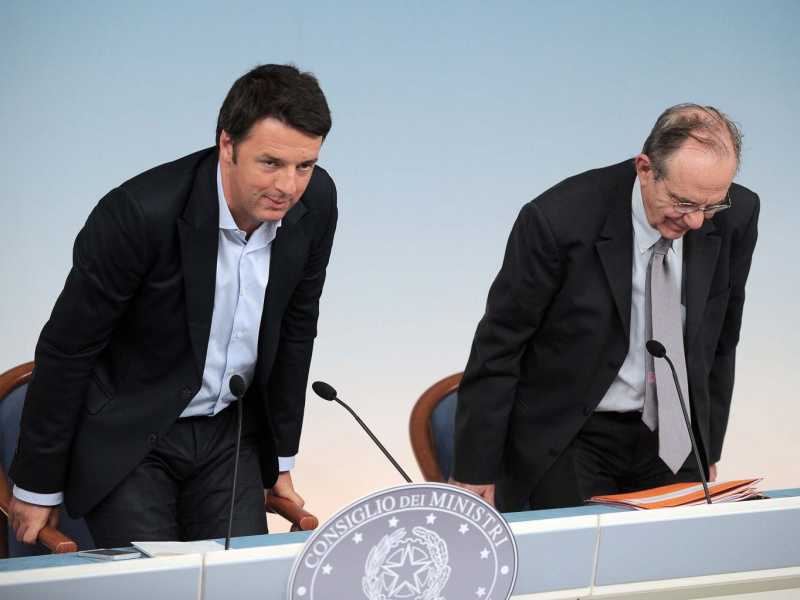 Il premier Matteo Renzi e il ministro dell'Economia Pier Carlo Padoan (foto LaPresse)