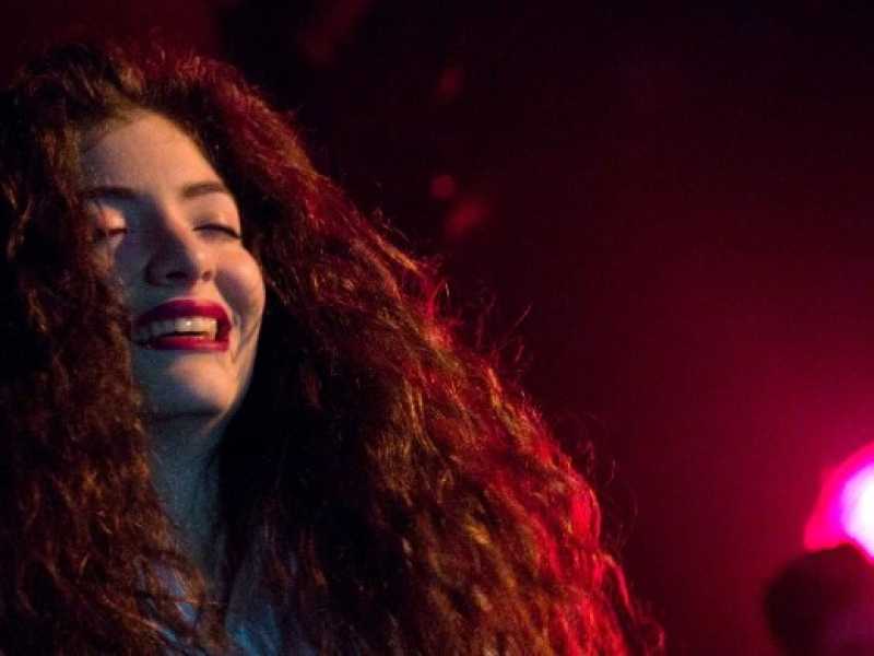 Lorde a Seattle nel 2013 (foto via Wikimedia)
