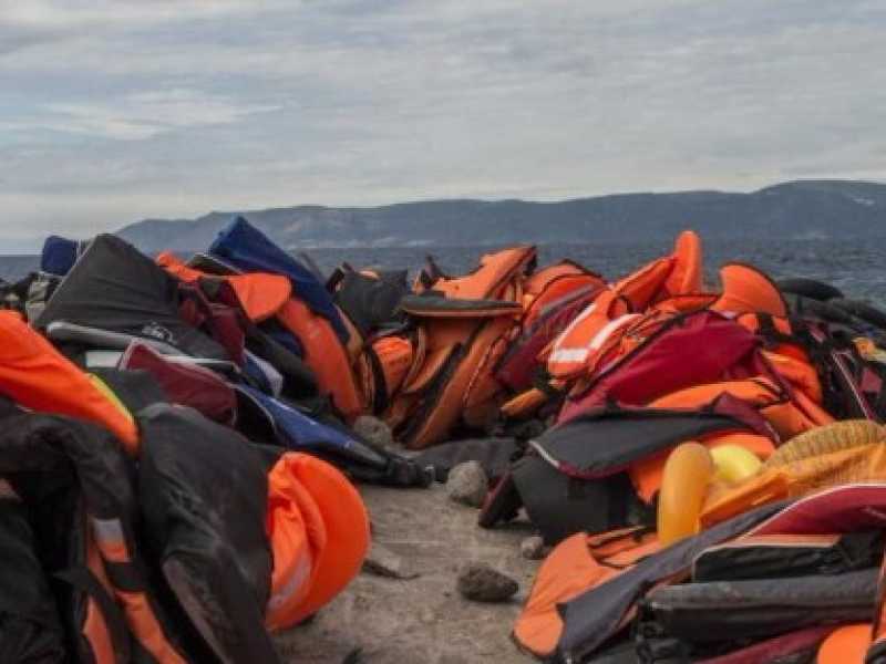 Mucchio di giubbotti salvagente abbandonati su una spiaggia sull'isola di Lesvos (foto LaPresse)