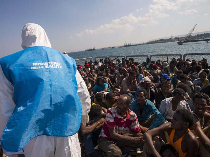 Il business dei migranti e i tagli di Unicredit