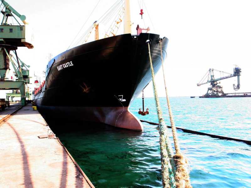 il porto di Taranto (Lapresse)