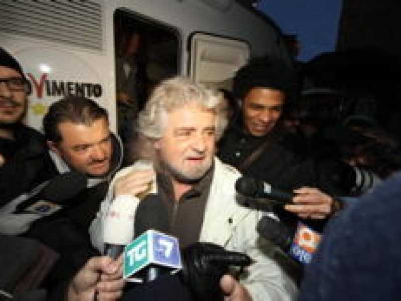 Maledetta canzonetta, i grillini vogliono l’inno cupo e Grillo cattivo