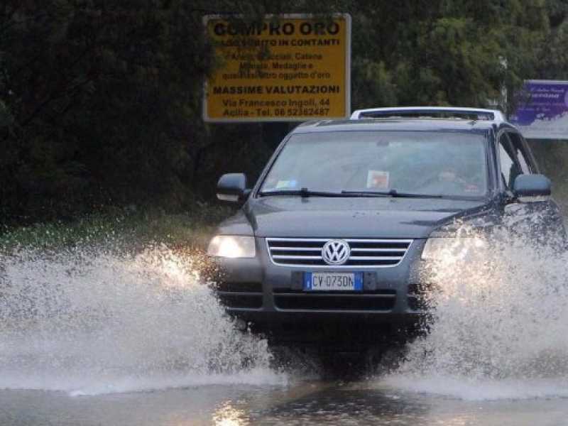 Via Cristoforo Colombo (foto LaPresse)