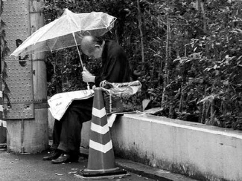 Il giornale di carta e l’ombrello di Salisburgo, attenuanti sentimentali