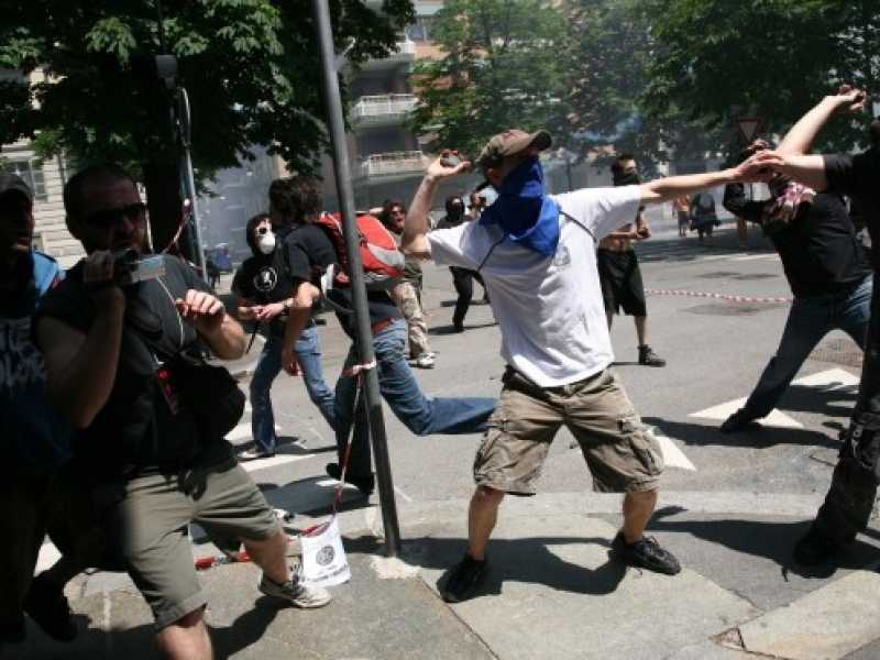 Gli scontri di Genova, al G8 del 2001 (foto LaPresse)