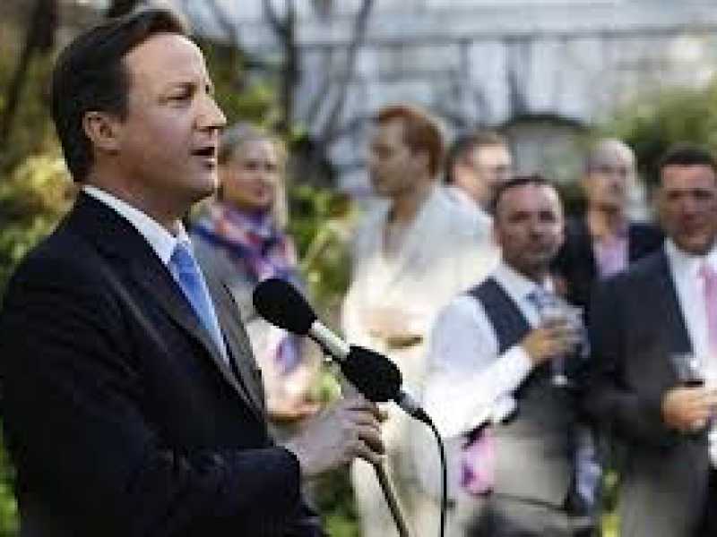 Militante lesbica british dice a Cameron di tenersi il matrimonio gay