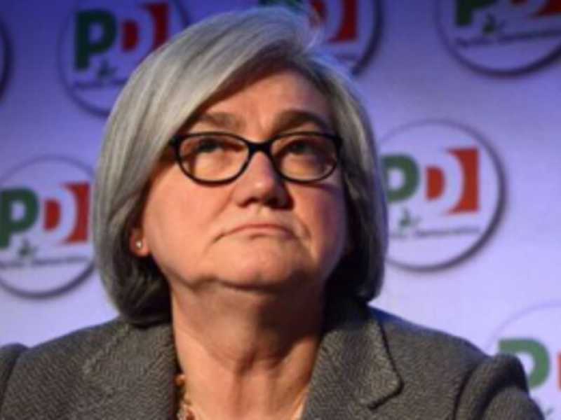 Chi nasconde la mano