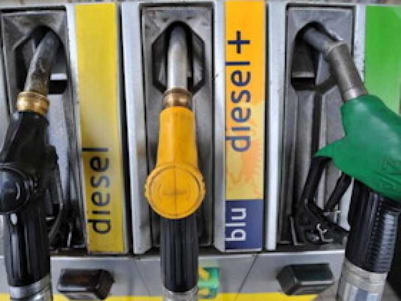 Se la benzina italiana è più cara, lo zampino statale c’entra eccome