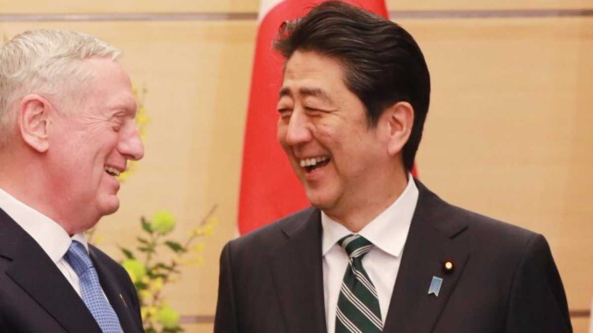Immagine di Trump, Abe e la diplomazia del golf. Sembra quasi il 1957