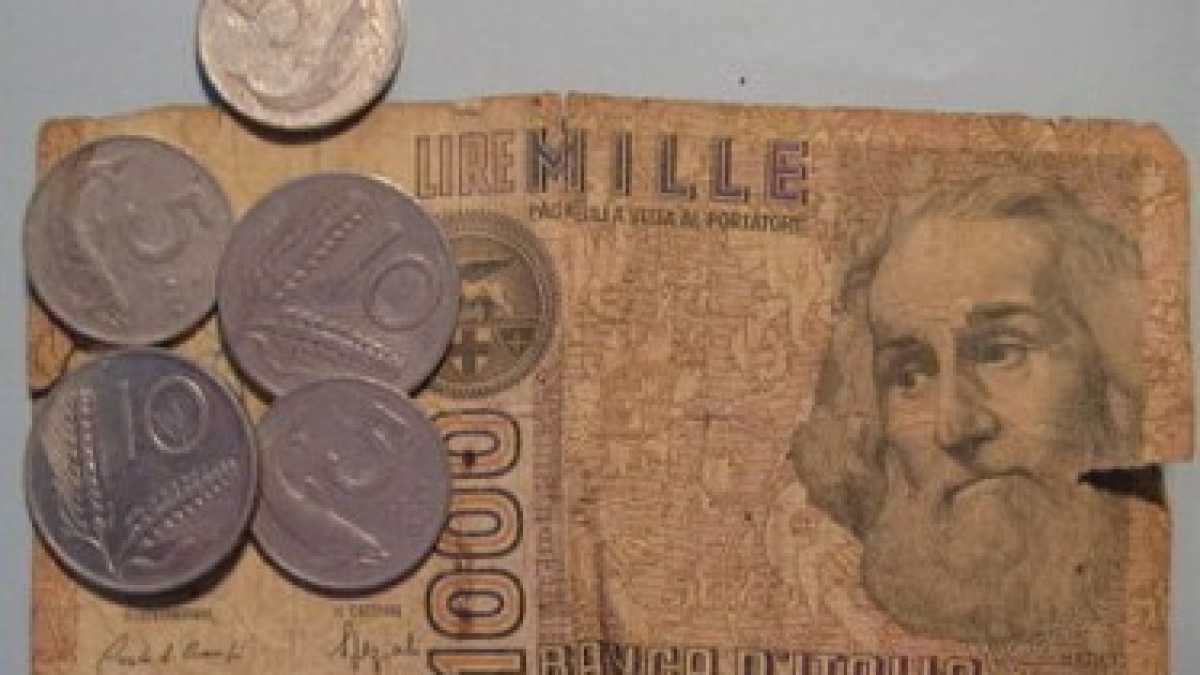 Immagine di Sulla nuova bandiera degli urlatori del Pdl c’è scritto “No Euro”