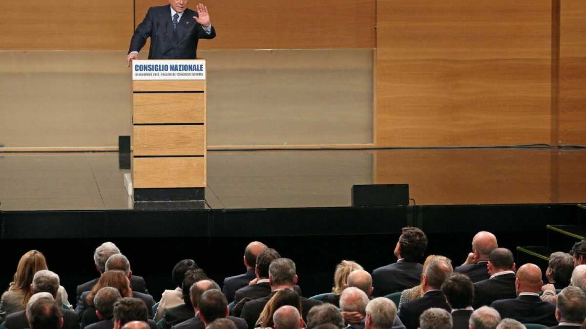 Immagine di Berlusconi torna a Forza Italia: "Scissione per distanze personali". Alfano: "Scelta dolorosa per amore dell'Italia"