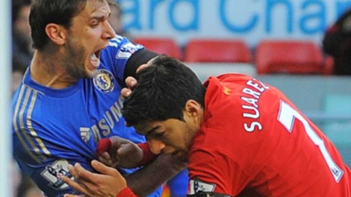Immagine di Il morso di Suárez è l’unico sussulto nella noia mortale del calcio europeo