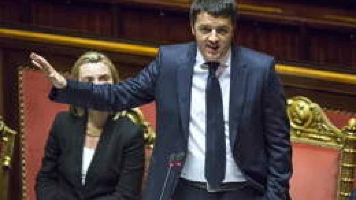 Immagine di Renzi e il primo giorno tra sbadigli, botte a Grillo, promesse, carezze al Cav.
