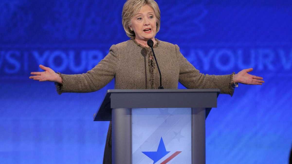 Immagine di Il palco senza Hillary, lo spavento, il vuoto e la foto con gli occhialoni che porta via la solitudine