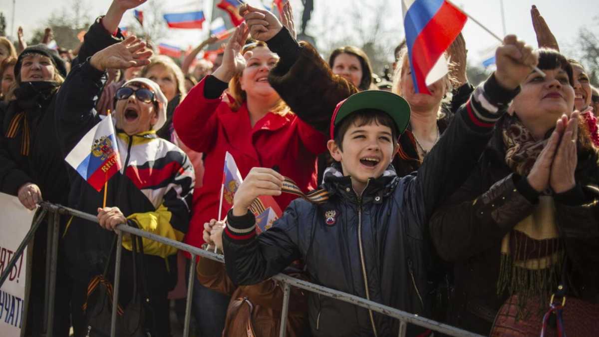 Immagine di Più ci sono sanzioni occidentali, più i “Krimnashisti” si stringono a Putin