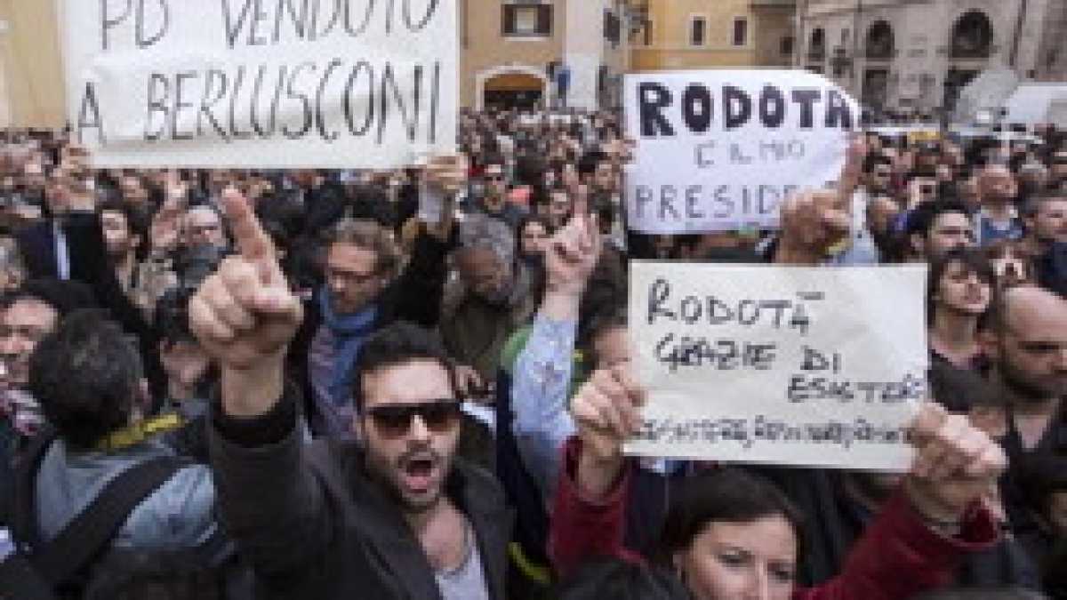 Immagine di La folla è femmina e cerca il bastone