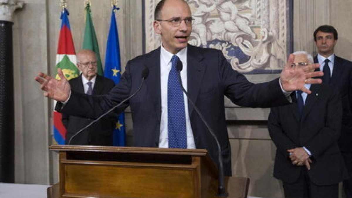 Immagine di Napolitano dà l'incarico a Letta che accetta con riserva