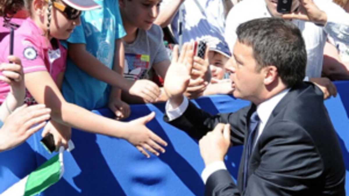 Immagine di Renzi, facce Tarzan! Il lato uozzamerican del premier che dà il cinque