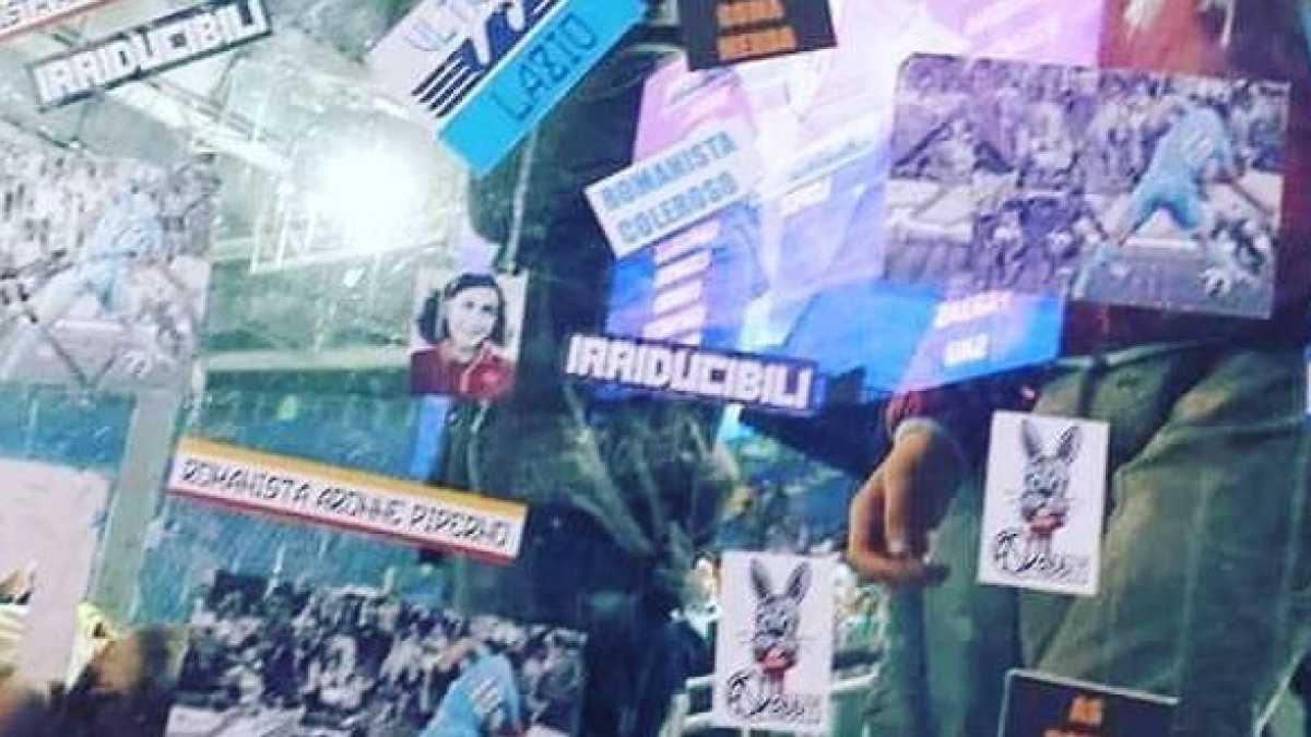 Immagine di Anna Frank con la maglia della Roma in curva. La comunità ebraica: "E' antisemitismo"
