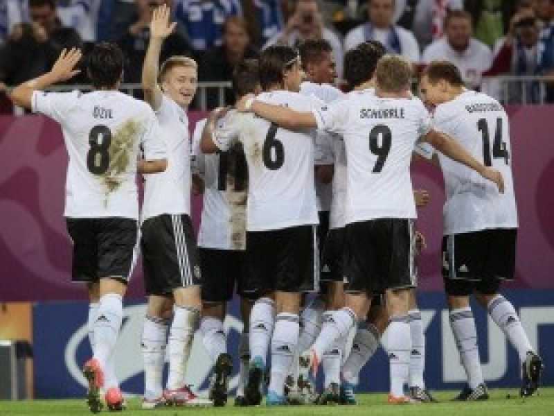 Ai tedeschi non basta essere ricchi, vogliono pure vincere al calcio