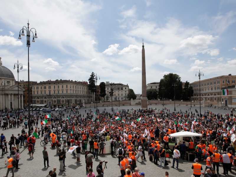 Serve un’opposizione consapevole di sé, che non si confonda con il folklore pappalardesco. Nella foto: la manifestazione a Roma dei gilet arancioni (foto LaPresse)