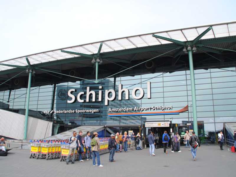 L'ha polizia ha sparato a un uomo armato all'aeroporto di Amsterdam
