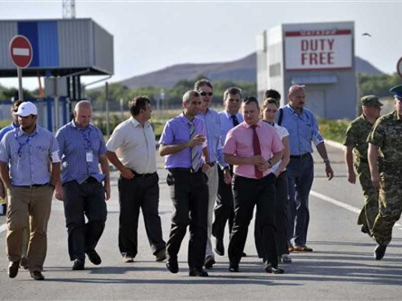 La delegazione di esperti internazionali chiamati a investigare sul volo Mh17 (Foto Ap)