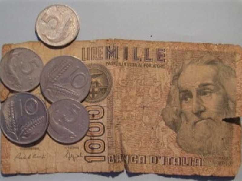 Sulla nuova bandiera degli urlatori del Pdl c’è scritto “No Euro”