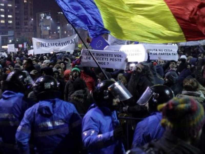 Bucarest, tensioni tra polizia e manifestanti (foto LaPresse)