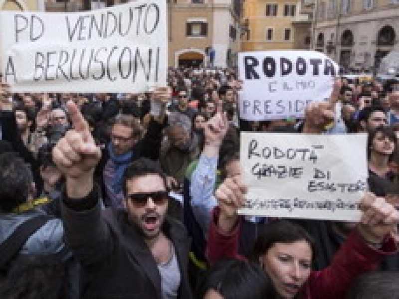 La folla è femmina e cerca il bastone