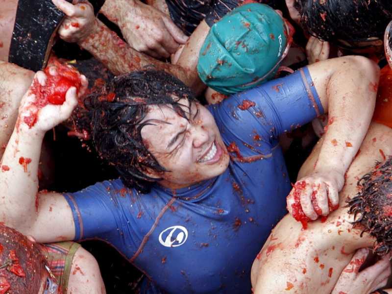 Una battaglia di pomodori durante la tradizionale festa della Tomatina a Bunol, Valencia. La festa si tiene ogni anno l'ultimo mercoledì di agosto (foto Biel Alino / Ansa)