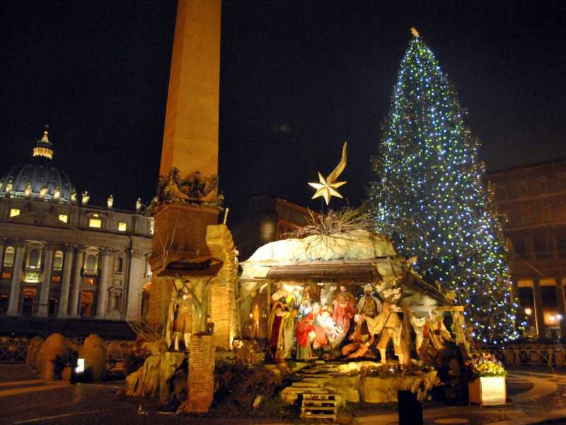 Il presepe e l'albero di Natale a Piazza San Pietro