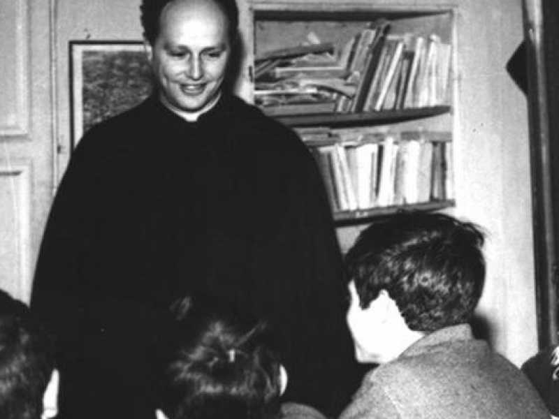 Don Milani (foto via Wikipedia)