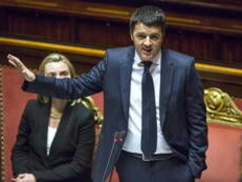 Renzi e il primo giorno tra sbadigli, botte a Grillo, promesse, carezze al Cav.