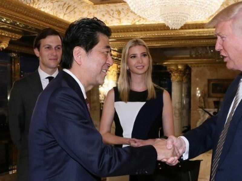 Shinzo Abe con Donald Trump (foto LaPresse)