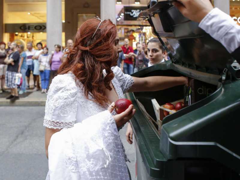 Torino, performance collettiva nel giugno 2015 per sensibilizzare sulle nuove forme di povert&agrave; (LaPresse)