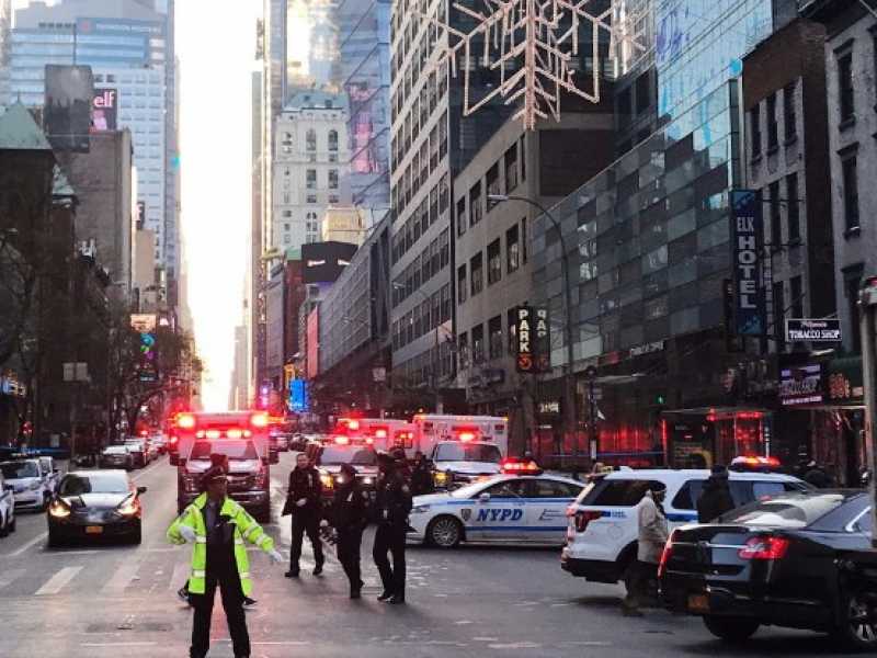 La polizia interviene a Manhattan sul luogo dell'esplosione (foto LaPresse)