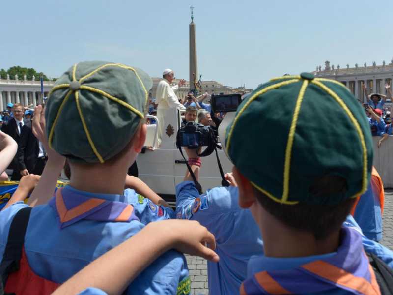 Il Papa, in piazza San Pietro, con ottantamila scout (LaPresse)